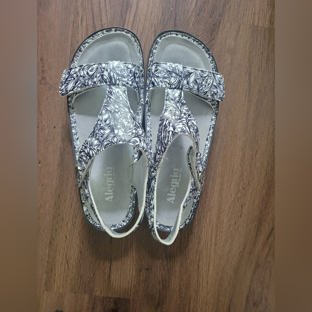 Alegeria sandals